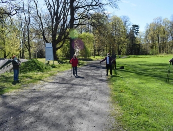 Nordic Walking- majowy spacer po żywieckim parku zamkowym z uczestnikami programu Senior/ka - zdjęcie 1