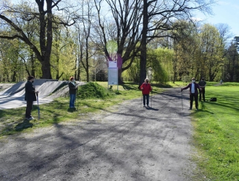 Nordic Walking- majowy spacer po żywieckim parku zamkowym z uczestnikami programu Senior/ka - zdjęcie 2