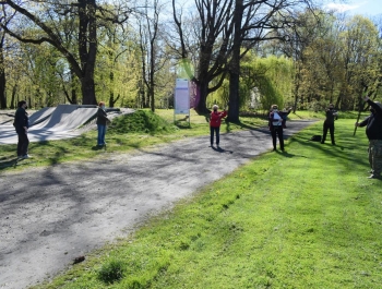 Nordic Walking- majowy spacer po żywieckim parku zamkowym z uczestnikami programu Senior/ka - zdjęcie 4