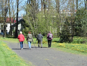Nordic Walking- majowy spacer po żywieckim parku zamkowym z uczestnikami programu Senior/ka - zdjęcie 5
