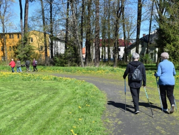 Nordic Walking- majowy spacer po żywieckim parku zamkowym z uczestnikami programu Senior/ka - zdjęcie 6