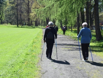 Nordic Walking- majowy spacer po żywieckim parku zamkowym z uczestnikami programu Senior/ka - zdjęcie 8
