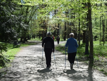 Nordic Walking- majowy spacer po żywieckim parku zamkowym z uczestnikami programu Senior/ka - zdjęcie 10