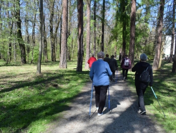 Nordic Walking- majowy spacer po żywieckim parku zamkowym z uczestnikami programu Senior/ka - zdjęcie 13