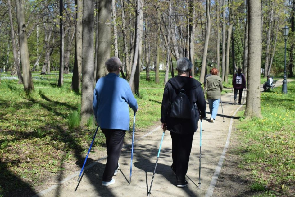 Nordic Walking- majowy spacer po żywieckim parku zamkowym z uczestnikami programu Senior/ka