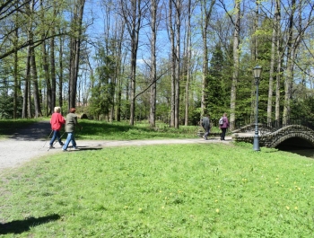 Nordic Walking- majowy spacer po żywieckim parku zamkowym z uczestnikami programu Senior/ka - zdjęcie 18