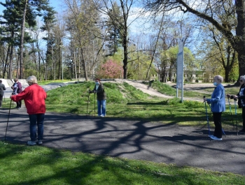 Nordic Walking- majowy spacer po żywieckim parku zamkowym z uczestnikami programu Senior/ka - zdjęcie 21