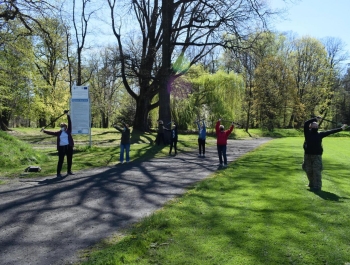 Nordic Walking- majowy spacer po żywieckim parku zamkowym z uczestnikami programu Senior/ka - zdjęcie 26