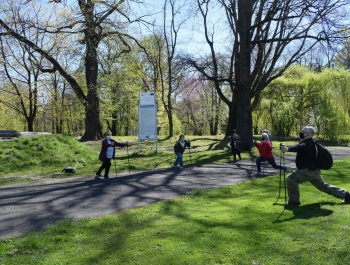 Nordic Walking- majowy spacer po żywieckim parku zamkowym z uczestnikami programu Senior/ka - zdjęcie 28