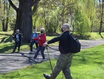 Nordic Walking- majowy spacer po żywieckim parku zamkowym z uczestnikami programu Senior/ka - zdjęcie 31