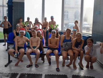 Mikołajkowe Zawody Pływackie i spotkanie ze Świętym Mikołajem 03.12.2022 r. - zdjęcie 28