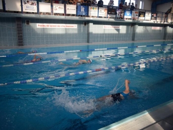 Mikołajkowe Zawody Pływackie i spotkanie ze Świętym Mikołajem 03.12.2022 r. - zdjęcie 38