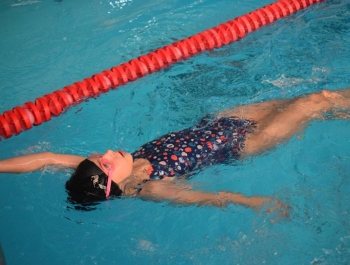 Mikołajkowe Zawody Pływackie i spotkanie ze Świętym Mikołajem 03.12.2022 r. - zdjęcie 57