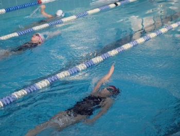 Mikołajkowe Zawody Pływackie i spotkanie ze Świętym Mikołajem 03.12.2022 r. - zdjęcie 79