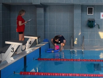 Mikołajkowe Zawody Pływackie i spotkanie ze Świętym Mikołajem 03.12.2022 r. - zdjęcie 106