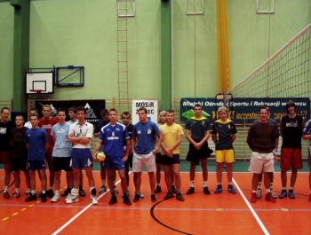 OFICJALNE WYNIKI VIII JESIENNEGO TURNIEJU DZIKICH DRUŻYN W PIŁCE SIATKOWEJ O PUCHAR BURMISTRZA MIASTA ŻYWCA- 02.09.2007 ROK - zdjęcie 1