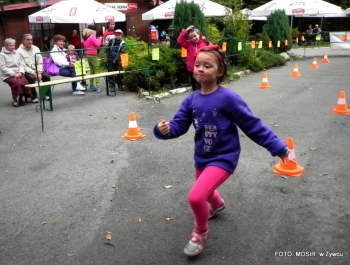 Bieg z woreczkiem grochu na głowie