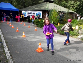 Slalom z piłką na paletce