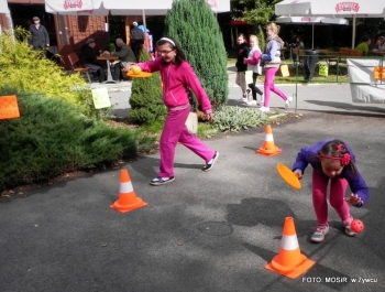 Slalom z piłką na paletce