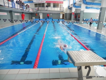 zmagania młodych pływaków