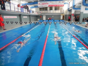 zmagania młodych pływaków