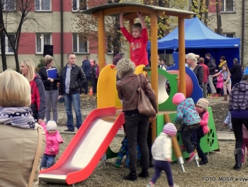 NOWY, BEZPIECZNY PLAC ZABAW NA OSIEDLU  MŁODYCH od 12.XI.2014 - zdjęcie33