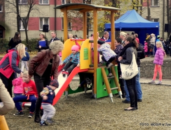 NOWY, BEZPIECZNY PLAC ZABAW NA OSIEDLU  MŁODYCH od 12.XI.2014 - zdjęcie31