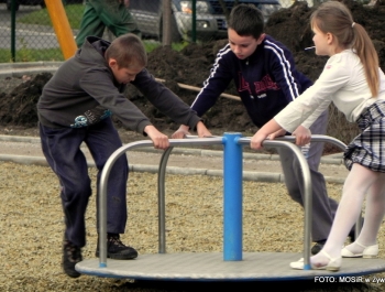 NOWY, BEZPIECZNY PLAC ZABAW NA OSIEDLU  MŁODYCH od 12.XI.2014 - zdjęcie17