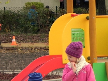 NOWY, BEZPIECZNY PLAC ZABAW NA OSIEDLU  MŁODYCH od 12.XI.2014 - zdjęcie8