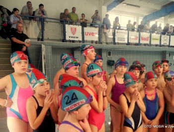 6.XII MIKOŁAJ NAGRADZAŁ ZWYCIĘZCÓW MIKOŁAJOWYCH ZAWODÓW PŁYWACKICH DLA UCZESTNIKÓW SZKÓŁKI MOSiR W ŻYWCU - zdjęcie64