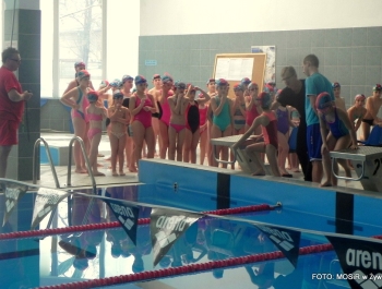 6.XII MIKOŁAJ NAGRADZAŁ ZWYCIĘZCÓW MIKOŁAJOWYCH ZAWODÓW PŁYWACKICH DLA UCZESTNIKÓW SZKÓŁKI MOSiR W ŻYWCU - zdjęcie60