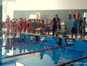 6.XII MIKOŁAJ NAGRADZAŁ ZWYCIĘZCÓW MIKOŁAJOWYCH ZAWODÓW PŁYWACKICH DLA UCZESTNIKÓW SZKÓŁKI MOSiR W ŻYWCU - zdjęcie59