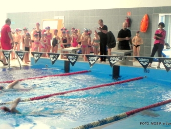 6.XII MIKOŁAJ NAGRADZAŁ ZWYCIĘZCÓW MIKOŁAJOWYCH ZAWODÓW PŁYWACKICH DLA UCZESTNIKÓW SZKÓŁKI MOSiR W ŻYWCU - zdjęcie57