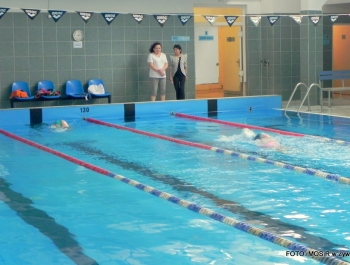 6.XII MIKOŁAJ NAGRADZAŁ ZWYCIĘZCÓW MIKOŁAJOWYCH ZAWODÓW PŁYWACKICH DLA UCZESTNIKÓW SZKÓŁKI MOSiR W ŻYWCU - zdjęcie56