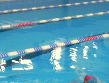 6.XII MIKOŁAJ NAGRADZAŁ ZWYCIĘZCÓW MIKOŁAJOWYCH ZAWODÓW PŁYWACKICH DLA UCZESTNIKÓW SZKÓŁKI MOSiR W ŻYWCU - zdjęcie37