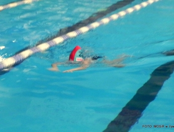 6.XII MIKOŁAJ NAGRADZAŁ ZWYCIĘZCÓW MIKOŁAJOWYCH ZAWODÓW PŁYWACKICH DLA UCZESTNIKÓW SZKÓŁKI MOSiR W ŻYWCU - zdjęcie35