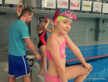 6.XII MIKOŁAJ NAGRADZAŁ ZWYCIĘZCÓW MIKOŁAJOWYCH ZAWODÓW PŁYWACKICH DLA UCZESTNIKÓW SZKÓŁKI MOSiR W ŻYWCU - zdjęcie32