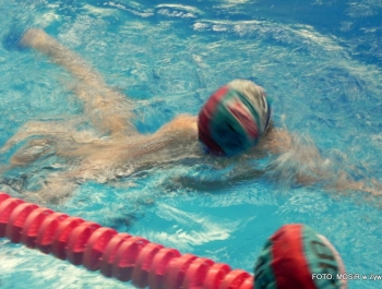 6.XII MIKOŁAJ NAGRADZAŁ ZWYCIĘZCÓW MIKOŁAJOWYCH ZAWODÓW PŁYWACKICH DLA UCZESTNIKÓW SZKÓŁKI MOSiR W ŻYWCU - zdjęcie23