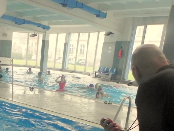 6.XII MIKOŁAJ NAGRADZAŁ ZWYCIĘZCÓW MIKOŁAJOWYCH ZAWODÓW PŁYWACKICH DLA UCZESTNIKÓW SZKÓŁKI MOSiR W ŻYWCU - zdjęcie21