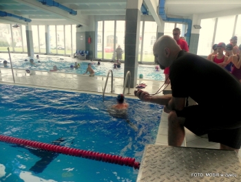 6.XII MIKOŁAJ NAGRADZAŁ ZWYCIĘZCÓW MIKOŁAJOWYCH ZAWODÓW PŁYWACKICH DLA UCZESTNIKÓW SZKÓŁKI MOSiR W ŻYWCU - zdjęcie20