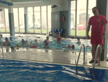 6.XII MIKOŁAJ NAGRADZAŁ ZWYCIĘZCÓW MIKOŁAJOWYCH ZAWODÓW PŁYWACKICH DLA UCZESTNIKÓW SZKÓŁKI MOSiR W ŻYWCU - zdjęcie17