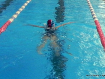 6.XII MIKOŁAJ NAGRADZAŁ ZWYCIĘZCÓW MIKOŁAJOWYCH ZAWODÓW PŁYWACKICH DLA UCZESTNIKÓW SZKÓŁKI MOSiR W ŻYWCU - zdjęcie14