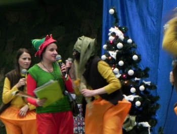 6.XII MIKOŁAJ NAGRADZAŁ ZWYCIĘZCÓW MIKOŁAJOWYCH ZAWODÓW PŁYWACKICH DLA UCZESTNIKÓW SZKÓŁKI MOSiR W ŻYWCU - zdjęcie2