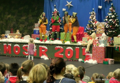 6.XII MIKOŁAJ NAGRADZAŁ ZWYCIĘZCÓW MIKOŁAJOWYCH ZAWODÓW PŁYWACKICH DLA UCZESTNIKÓW SZKÓŁKI MOSiR W ŻYWCU