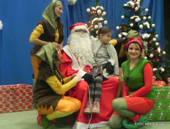 6.XII MIKOŁAJ NAGRADZAŁ ZWYCIĘZCÓW MIKOŁAJOWYCH ZAWODÓW PŁYWACKICH DLA UCZESTNIKÓW SZKÓŁKI MOSiR W ŻYWCU - zdjęcie11