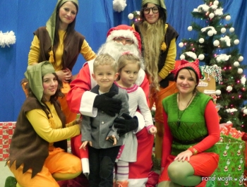 6.XII MIKOŁAJ NAGRADZAŁ ZWYCIĘZCÓW MIKOŁAJOWYCH ZAWODÓW PŁYWACKICH DLA UCZESTNIKÓW SZKÓŁKI MOSiR W ŻYWCU - zdjęcie9