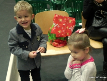 6.XII MIKOŁAJ NAGRADZAŁ ZWYCIĘZCÓW MIKOŁAJOWYCH ZAWODÓW PŁYWACKICH DLA UCZESTNIKÓW SZKÓŁKI MOSiR W ŻYWCU - zdjęcie8