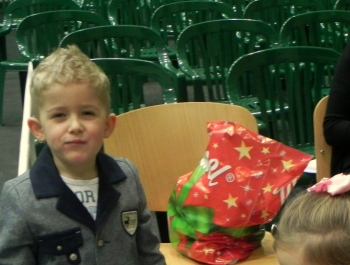 6.XII MIKOŁAJ NAGRADZAŁ ZWYCIĘZCÓW MIKOŁAJOWYCH ZAWODÓW PŁYWACKICH DLA UCZESTNIKÓW SZKÓŁKI MOSiR W ŻYWCU - zdjęcie3