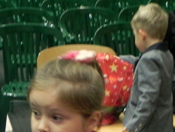 6.XII MIKOŁAJ NAGRADZAŁ ZWYCIĘZCÓW MIKOŁAJOWYCH ZAWODÓW PŁYWACKICH DLA UCZESTNIKÓW SZKÓŁKI MOSiR W ŻYWCU - zdjęcie1