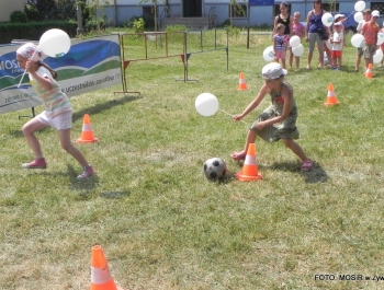 W UPALNE LATO Z MOSiR-em DZIŚ BAWILIŚMY SIĘ NA OSIEDLU POD GRAPĄ - zdjęcie10